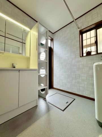 近江八幡市多賀町　中古戸建ての脱衣所|ゆったりとした洗面脱衣スペース。平成30年12月にリフォーム済です。
