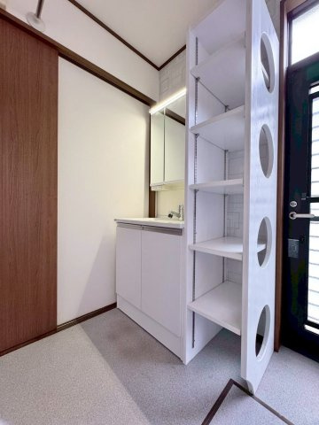 近江八幡市多賀町　中古戸建ての独立洗面台|独立洗面台横には可動棚があるので、タオルや洗剤類のストックなどを収納することができます。