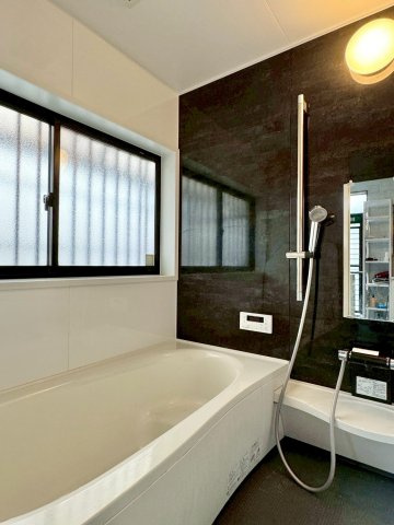 近江八幡市多賀町　中古戸建ての浴室|平成30年12月リフォーム済のユニットバス。落ち着いた印象のバスルームは、1日の疲れを癒すリラックス空間に。