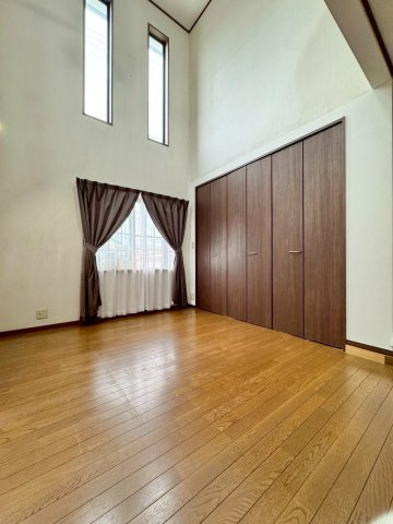 近江八幡市多賀町　中古戸建ての居間・リビング|意外と収納スペースに困るLDKにも、大型クローゼット完備で使い勝手抜群です。