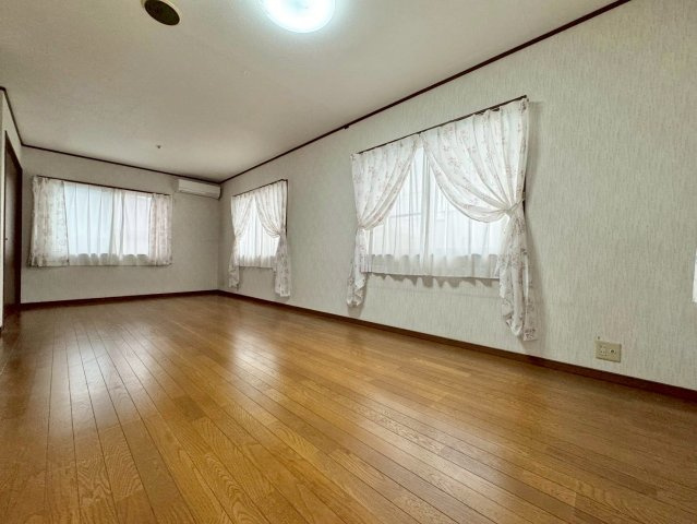 近江八幡市多賀町　中古戸建ての洋室|2F 11帖洋室。広々とした洋室は、使い道さまざま。