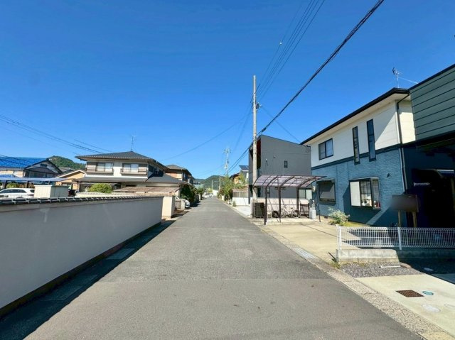 近江八幡市多賀町　中古戸建ての前面道路含む現地写真|前道広々約6ｍ。
