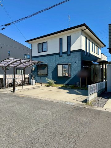 近江八幡市多賀町　中古戸建ての外観|駐車3台可。(※車種による。1台分のカーポート付。)