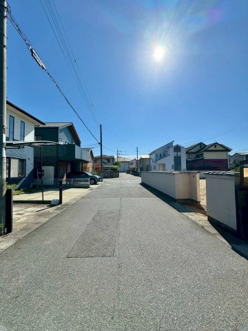 近江八幡市多賀町　中古戸建ての前面道路含む現地写真|コンビニまで徒歩4分なので、急なお買い物の際も便利。
