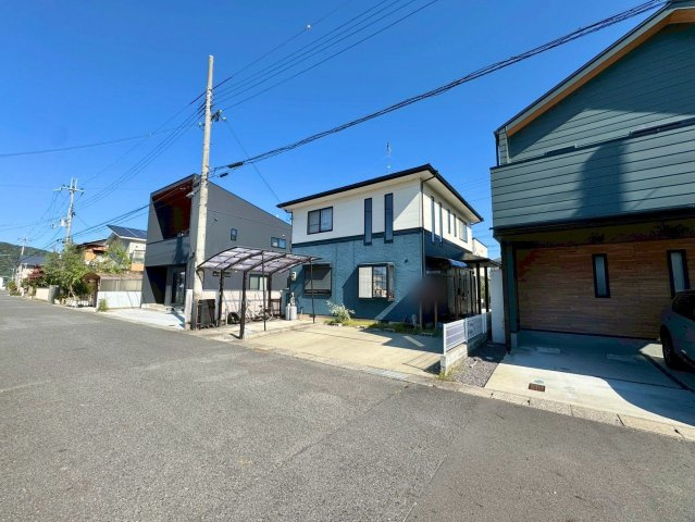 近江八幡市多賀町　中古戸建ての前面道路含む現地写真|前道の幅員が約6ｍあるので、お車の出し入れも楽々です。