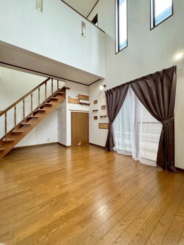 近江八幡市多賀町　中古戸建ての居間・リビング|ご家族の集まるLDKでは、吹抜けが明るく開放的な空間を演出します。