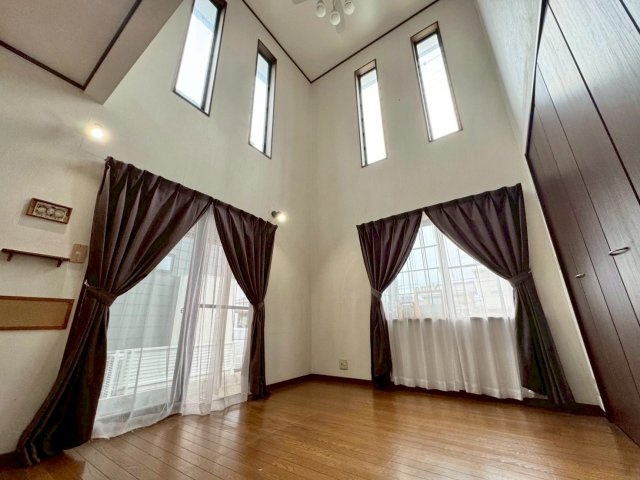 近江八幡市多賀町　中古戸建ての居間・リビング|たくさんの窓から陽の光が降り注ぐ、明るいリビング。