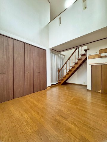 近江八幡市多賀町　中古戸建ての居間・リビング|ご家族同士のコミュニケーションが取りやすいリビング階段。