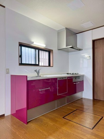 近江八幡市多賀町　中古戸建てのキッチン|食器洗浄乾燥機付きのシステムキッチンは、平成30年12月にリフォーム済です。