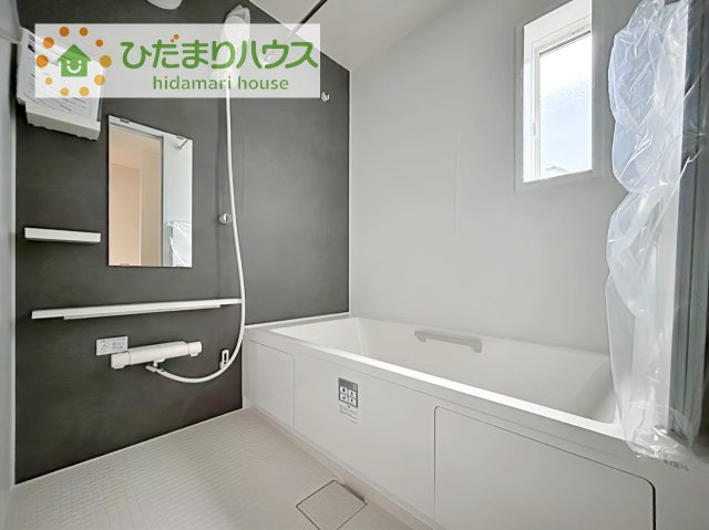 【浴室】 | 土浦市板谷4丁目25-P1　新築戸建　1号棟 | 何歳まで一緒に入ってくれるだろうか・・・。
広いお風呂は、お子様と一緒に入るバスタイムがより楽しくなります。