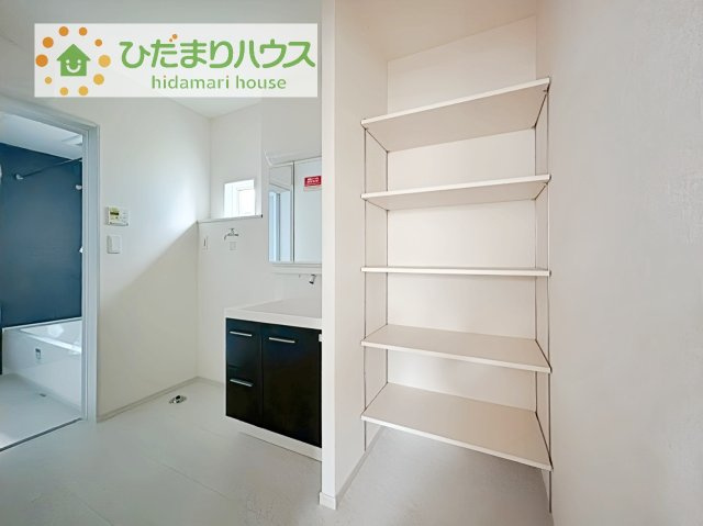 【独立洗面台】 | 土浦市板谷4丁目25-P1　新築戸建　1号棟 | 鏡の後ろは収納となっていて、細かいものでも収納できるのでスッキリと整理できます！