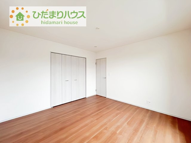 【寝室】 | 土浦市板谷4丁目25-P1　新築戸建　1号棟 | バルコニーに面していて、たっぷり光りの入る明るい主寝室です！