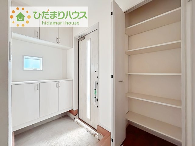 【玄関】 | 土浦市板谷4丁目25-P1　新築戸建　1号棟 | スニーカーマニアも納得の天井まであるシューズボックス!(^^)!