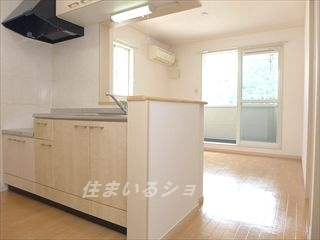 広島市安佐北区三入１丁目のアパートの居間・リビング|人気の対面キッチン