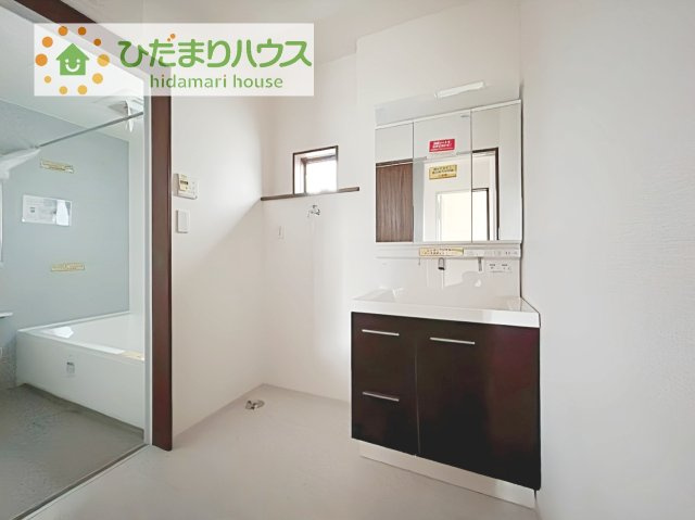 【独立洗面台】 | 土浦市板谷4丁目25-P1　新築戸建　12号棟 | 三面鏡の大きな鏡は憧れます(^^♪
鏡の後ろは収納となっていて、細かいものでも収納できるのでスッキリと整理できます！