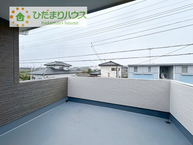 【バルコニー】 | 土浦市板谷4丁目25-P1　新築戸建　12号棟 | 広々としたバルコニーは、大量の洗濯物を干しても余裕！お布団だって、家族全員分をいっきに干せますね(^O^)