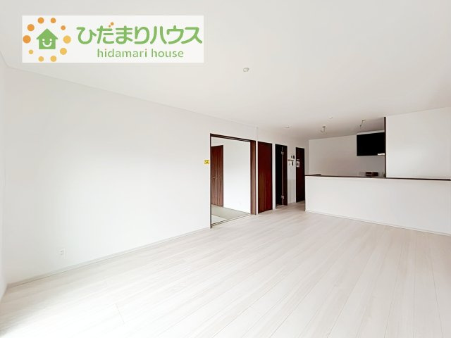 【居間・リビング】 | 土浦市板谷4丁目25-P1　新築戸建　12号棟 | お子様が元気に遊べる広々としたリビングです！