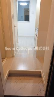 グラード明大前Nの玄関