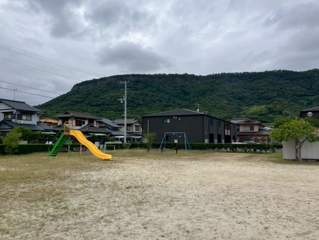 高松市屋島東町　９０坪超の平屋向きの宅地の外観|団地内の公園です