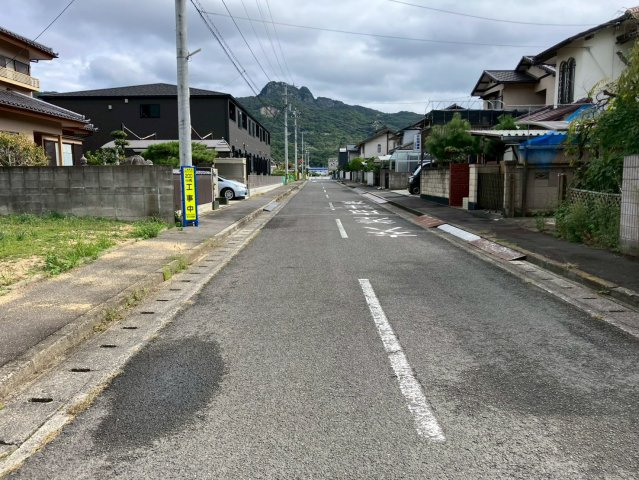 高松市屋島東町　９０坪超の平屋向きの宅地の前面道路含む現地写真