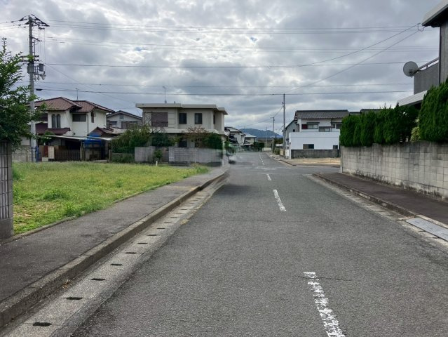 高松市屋島東町　９０坪超の平屋向きの宅地の前面道路含む現地写真