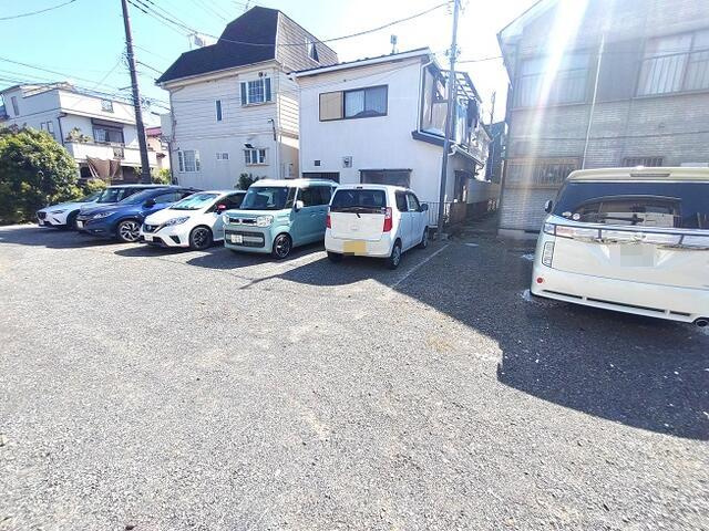 ブラウンコートKの駐車場