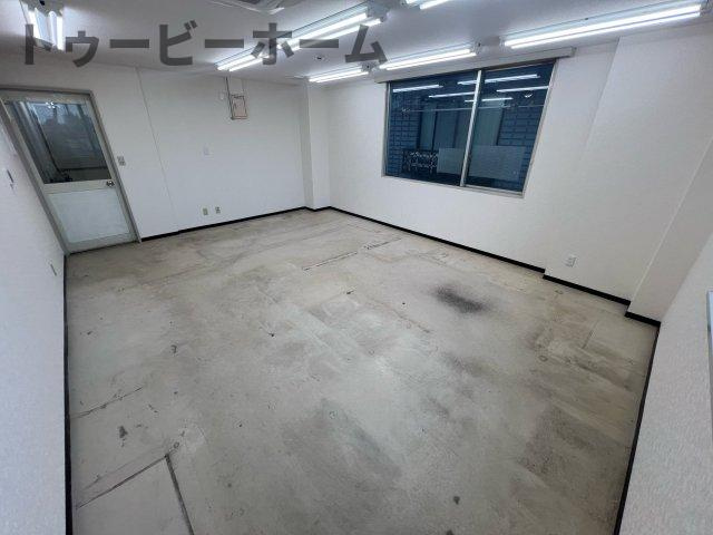 小手指駅前ビルの内装|明るい室内です