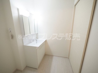 【洗面所】 | 現地写真（２号地洗面）シャワー付き洗面化粧台