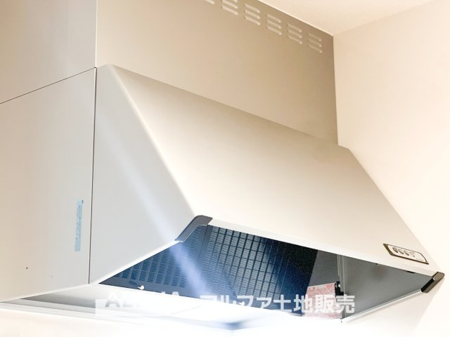 ~あきる野野辺 第5~ Newly built houseのキッチン|【Range hood】
◆レンジフード◆武骨なまでに磨きこまれたステンテクスチャーはコンテンポラリー・デザイン。ダウンライトがフードを照らし煌めきの瀟洒なキッチンを演出する。