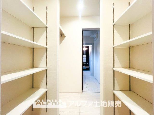 ~あきる野野辺 第5~ Newly built houseの収納|【walk in closet】
◆ウォークイン・クローゼット◆大好きな服、大事なバッグやアクセサリー、そして大切な思い出の品々。そんなものを傍らにそっと置いておきたい。そんな時に重宝しますね。