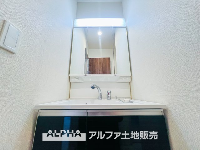 ~あきる野野辺 第5~ Newly built houseの独立洗面台|【Vanity with Three Mirrors】
◆三面鏡洗面化粧台◆身支度で使う歯ブラシや化粧品などの小物も鏡裏にすっきり収納。生活感を抑えて朝のひとときも快適に過ごせスタイリッシュな空間に。