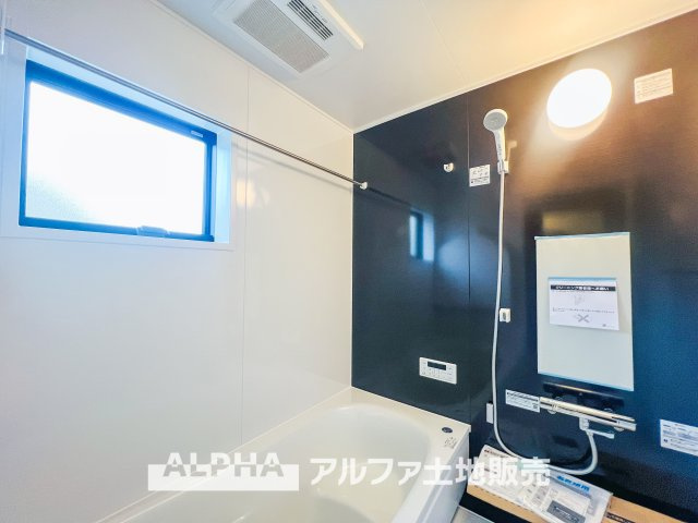 ~あきる野野辺 第5~ Newly built houseの浴室|【Bathroom】
◆浴室換気乾燥機付きUB◆雨に日でも洗濯物が乾かせ、同時に室内を乾燥させる為、カビ、汚れの発生を抑えます。暖房機機能があり冬場は入浴前に暖め可能でとても重宝します。