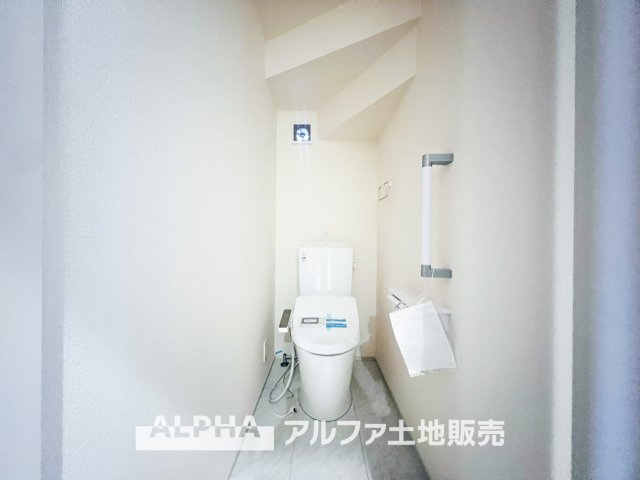 ~あきる野野辺 第5~ Newly built houseのトイレ|【Warm water flush toilet】
◆温水洗浄便座付きトイレ◆お掃除も楽々。快適に過ごすためには今や欠かせない設備の一つです。壁掛けリモコンで使いやすくいつでも清潔に保てます。