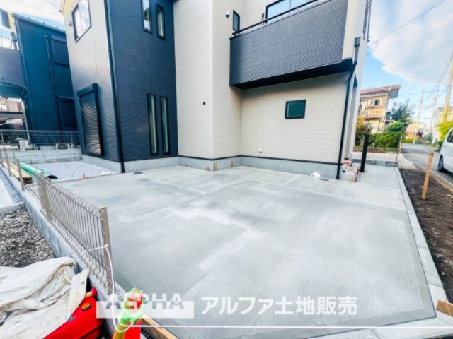 ~あきる野野辺 第5~ Newly built houseの駐車場|【car　space】
◆駐車場◆車を2台停めても余裕のある駐車スペース。自転車やベビーカーも楽々通る広さが嬉しいですね。