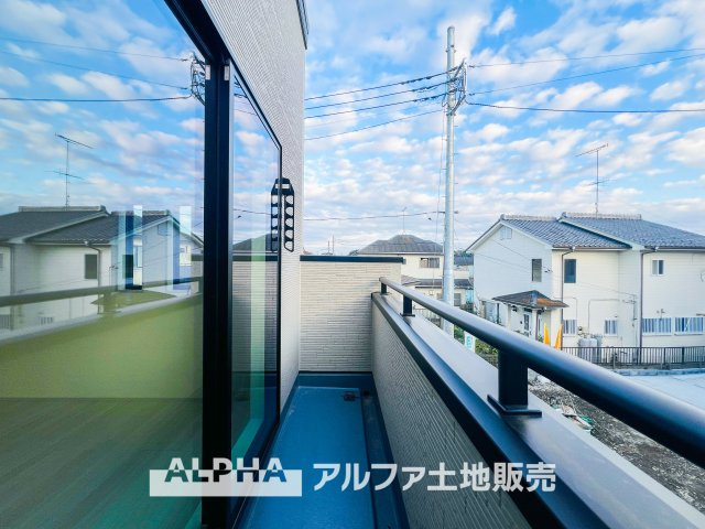 ~あきる野野辺 第5~ Newly built houseのバルコニー|【outward appearance】
◆バルコニー◆家から望む空はブルースカイ。隔てるものは何もなく、そこにあるのは青い空と白い雲の景色がこの街の彩りを演出している。