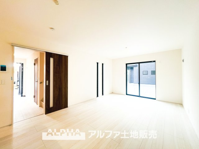 ~あきる野野辺 第5~ Newly built houseの居間・リビング|【The situation】
◆シチュエーション◆リビングルームのドアを開くと、窓から飛び込むのは緑と光の風光明媚な景色。僕の目に映るは、ここで家族と会話をワイワイガヤガヤ楽しんでいる様子。