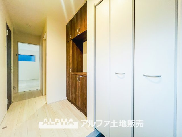 ~あきる野野辺 第5~ Newly built houseの玄関|【Shoes cloakroom】
◆シューズクローク◆帰宅し玄関を入ると容量たっぷりなシューズクローク。そこにはお気に入りのチャカブーツやジョンロブのストレートチップを眺める。そんな時間も悪くない。