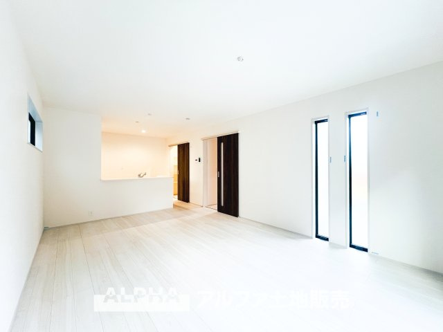 ~あきる野野辺 第5~ Newly built houseの居間・リビング|【The situation】
◆シチュエーション◆リビングルームのドアを開くと、窓から飛び込むのは緑と光の風光明媚な景色。僕の目に映るは、ここで家族と会話をワイワイガヤガヤ楽しんでいる様子。