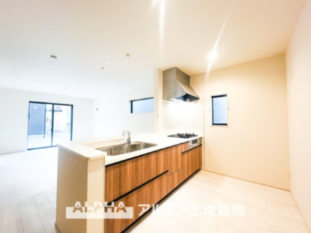 ~あきる野野辺 第5~ Newly built houseのキッチン|【Life without end】
◆キッチンからは家族◆の様子が見ることができ、いつでも安心して料理ができる。そして、効率よく家事を進めるために必須な食洗器が家族との大切な時間を生む。