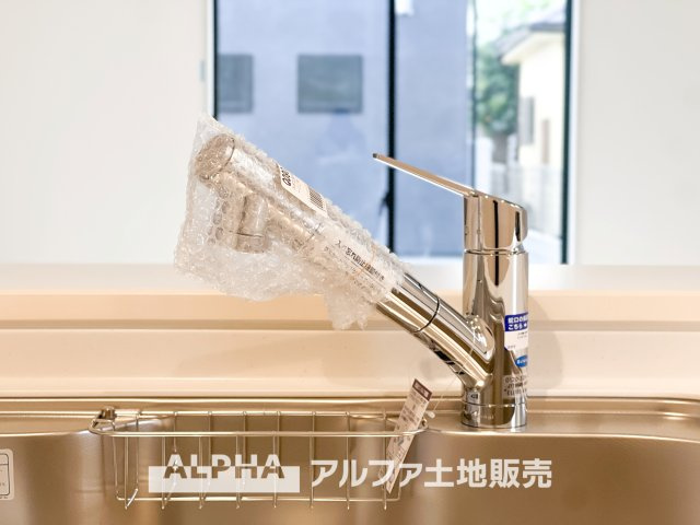 ~あきる野野辺 第5~ Newly built houseのキッチン|【Water cleaner】
◆浄水器◆蛇口から流れ出すお水はクリーンでいつも楽しめます。また浄水器内臓シャワー混合栓なので場所取らずのスッキリとしたスタイルです。