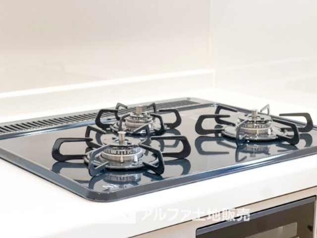 ~あきる野野辺 第5~ Newly built houseのキッチン|【Gas range】
◆ガスレンジ◆丈夫で汚れにくく、お料理の後もさっと拭くだけで清潔。毎日の家事をラクにし、ご家族の笑顔を支える嬉しい設備です。