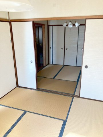 メイゾン多々良の和室|二間続きの和室は間仕切りを開放するとより広く使えます！