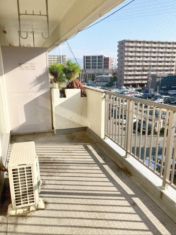 メイゾン多々良の駐輪場|バイク置き場は屋根付きで、雨の日でも車体が濡れず安心です！