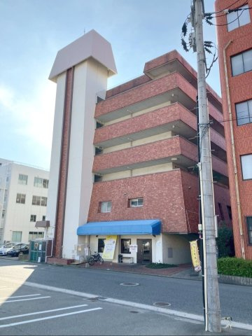 メイゾン多々良の外観|マンションの1階部分には、飲食店が入っています！