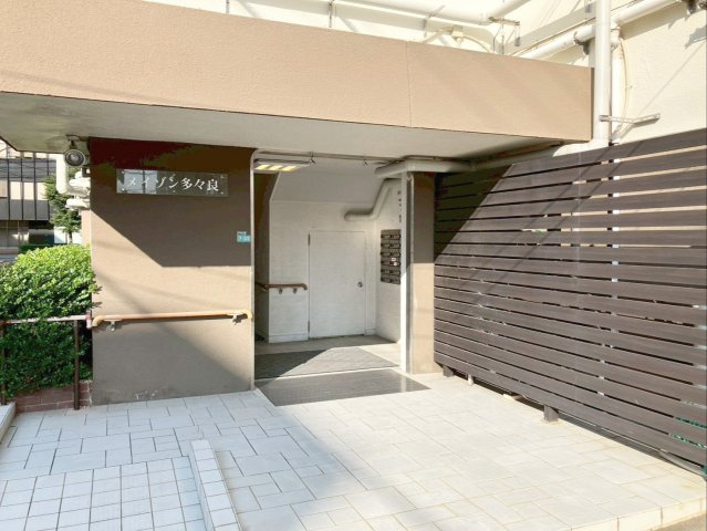 メイゾン多々良の外観|マンション入口です！監視カメラが設置されています！