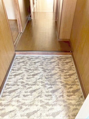 メイゾン多々良の玄関|デザイン性のある土間が印象的な玄関です！