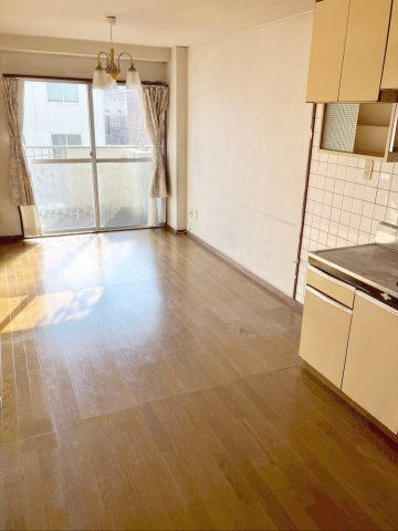 メイゾン多々良のキッチン|南西バルコニーからの採光が取れた明るい空間！