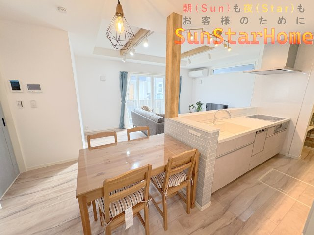 【サンスターホーム】武蔵村山市中央　築浅　東南角地　高機能注文住宅の居間・リビング