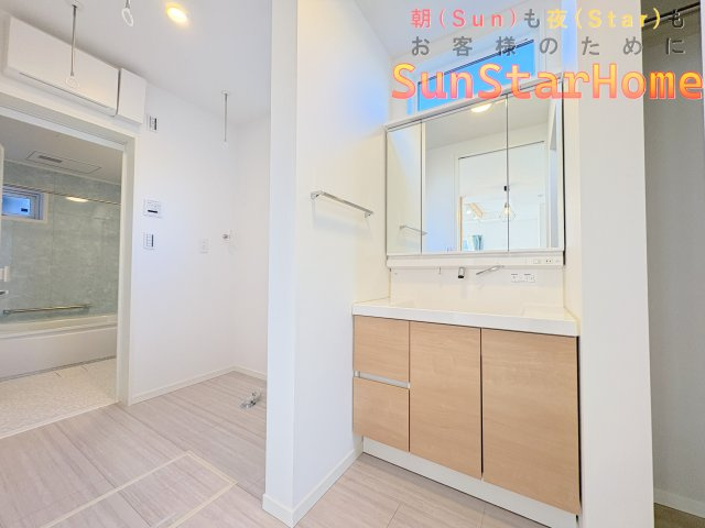 【サンスターホーム】武蔵村山市中央　築浅　東南角地　高機能注文住宅の独立洗面台