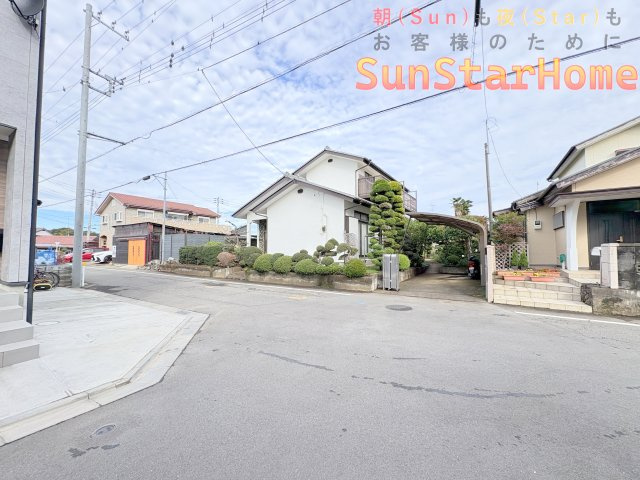 【サンスターホーム】武蔵村山市中央　築浅　東南角地　高機能注文住宅の前面道路含む現地写真